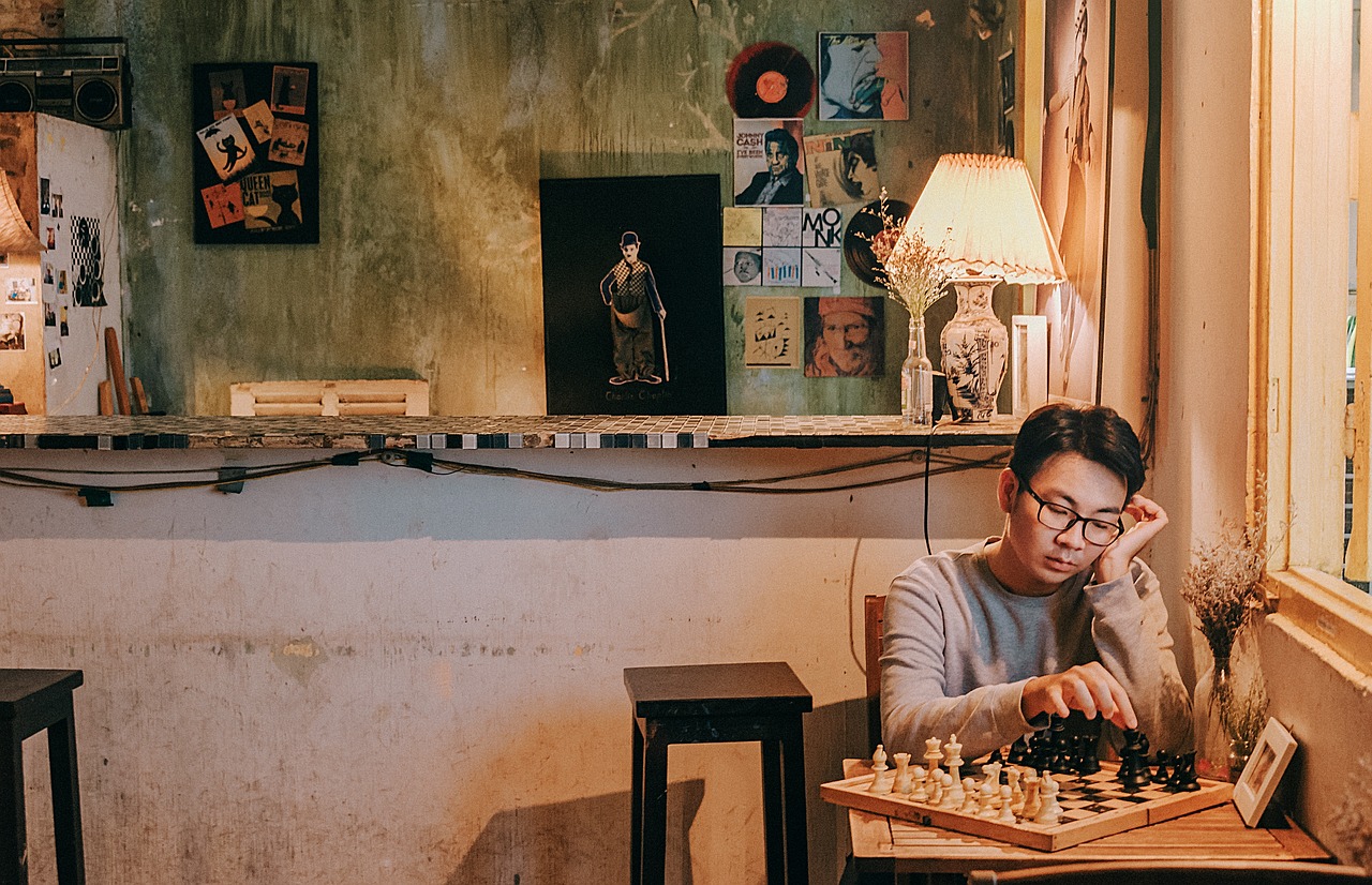 男子买鸡耍心眼，遭遇店主连扇四记耳光——一场因小利而起的冲突