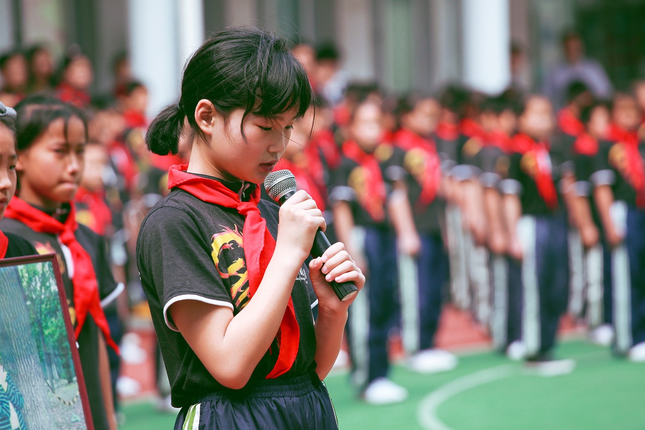 校园安全事件，学生忘戴红领巾遭遇校长不当行为