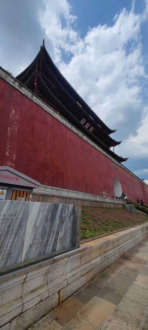 建水古城：滇南交通枢纽下的疫情防线与破口