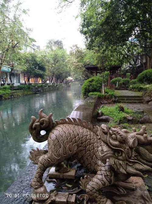 兴安灵渠水网下的疫情防线：地理屏障如何阻断传播链？