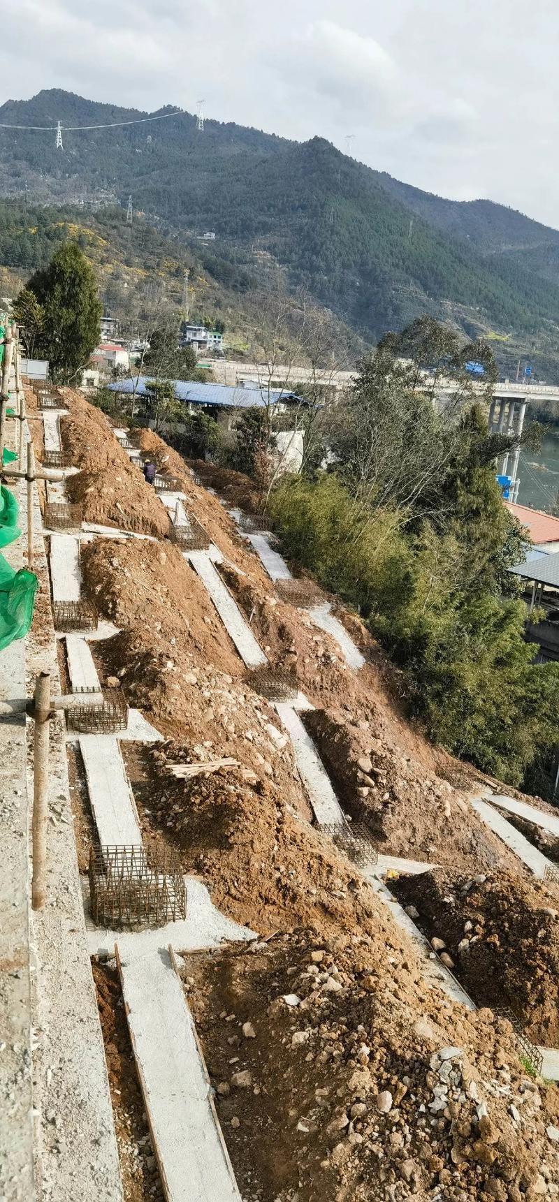 【浮山县：黄土塬上的疫情防波堤如何筑成？】