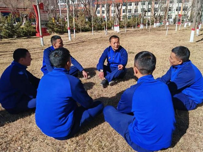 高原绿洲的零感染坚守：昆玉地理屏障下的防疫逻辑