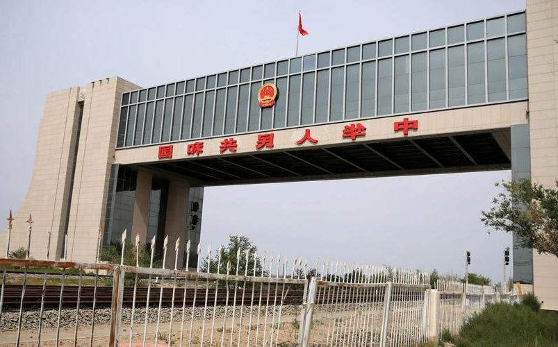 草原屏障与口岸压力：内蒙古边境防疫的双重逻辑