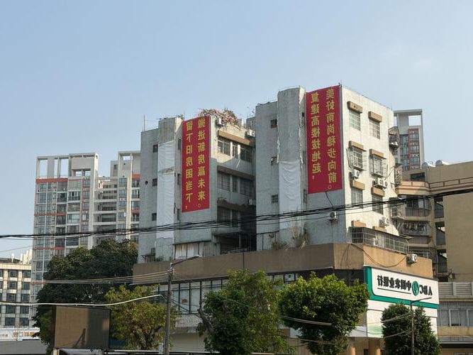 【黄埔区疫情：工业走廊与城中村交织下的防控挑战】