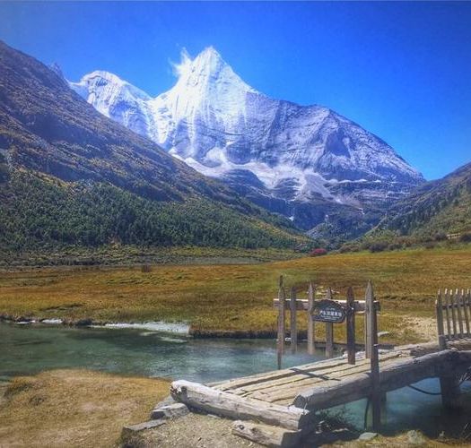 高原屏障下的零感染坚守：稻城亚丁的物理防线与社区网格