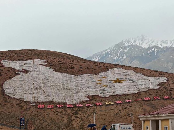 高原小城的静默坚守：班玛县零感染背后的地理屏障与社区防控