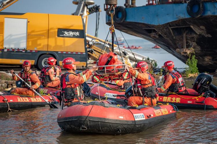 【黄岛港区疫情破防：海陆枢纽的防控压力测试】