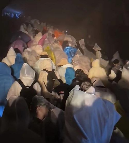 黄浦江畔的疫情阻击战:超大城市治理的极限压力测试