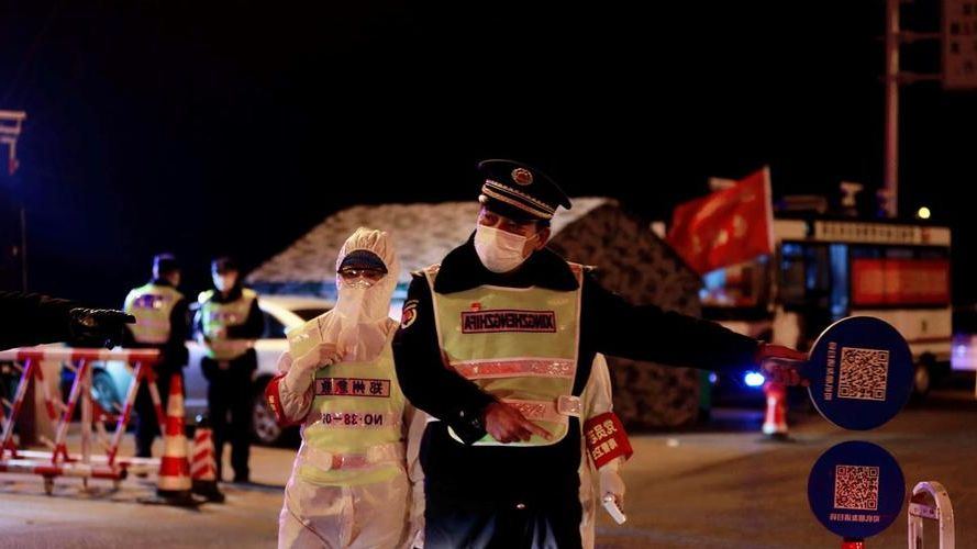 双城疫情：交通枢纽下的防控突围战